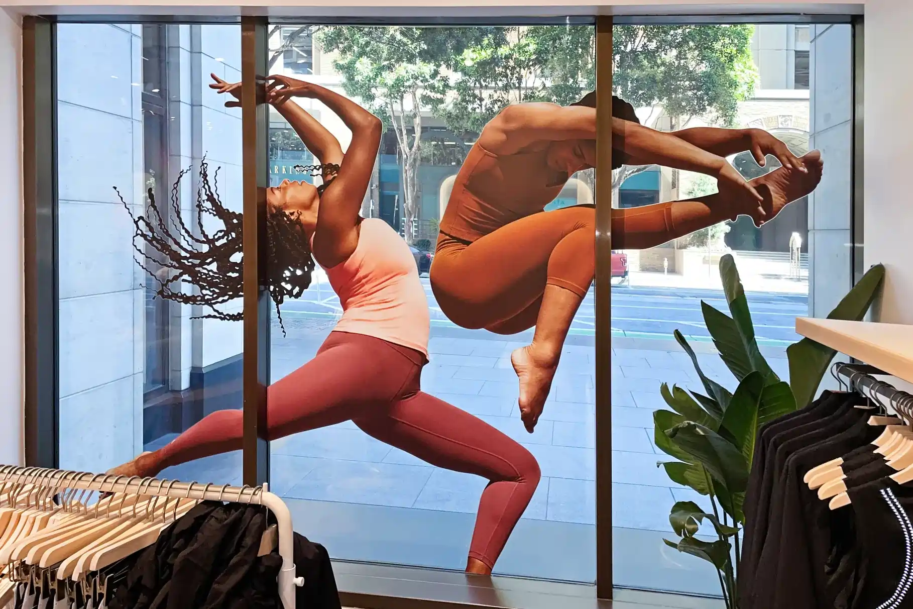 athleta-window-display-02