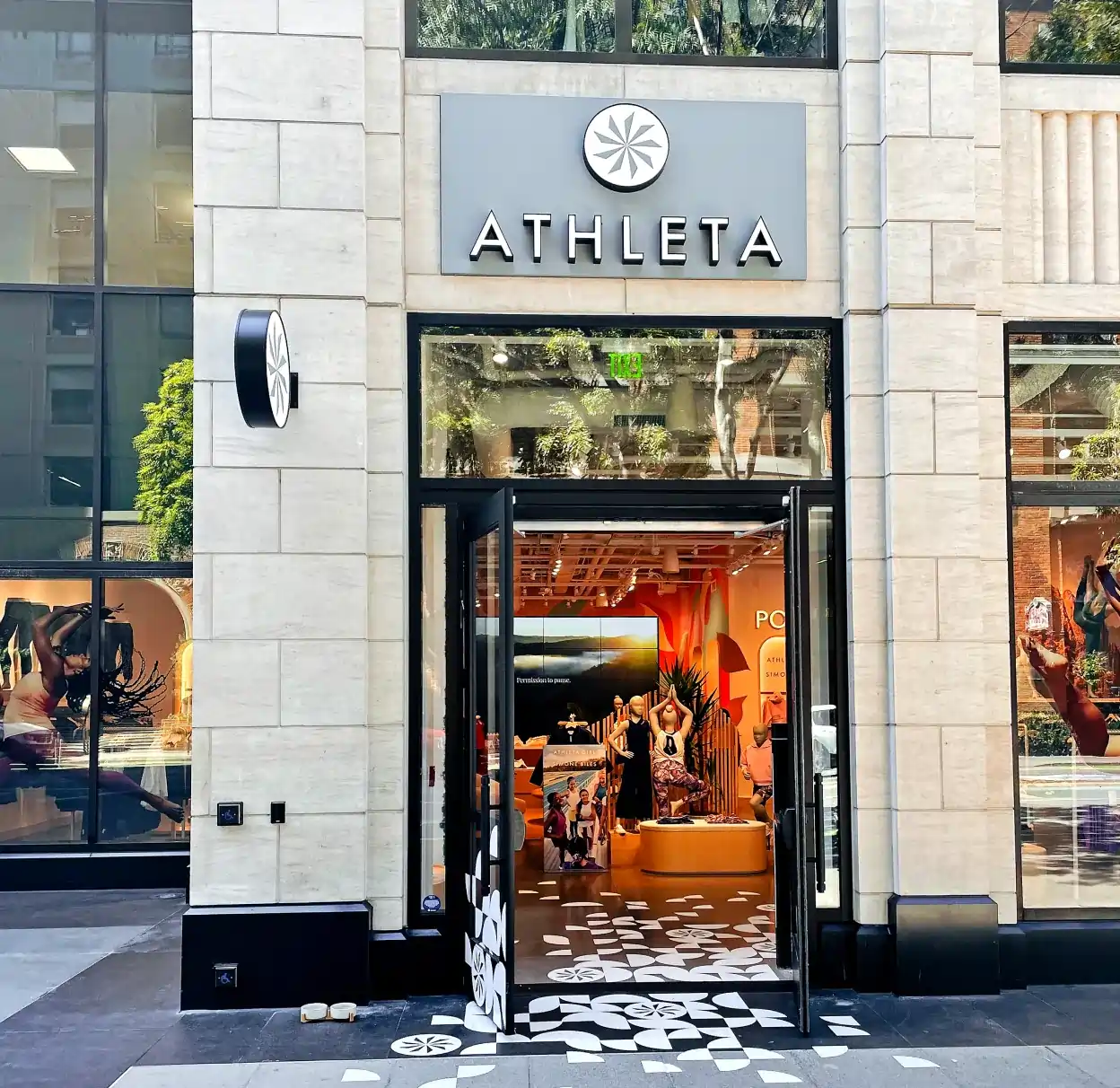 athleta-window-display-03