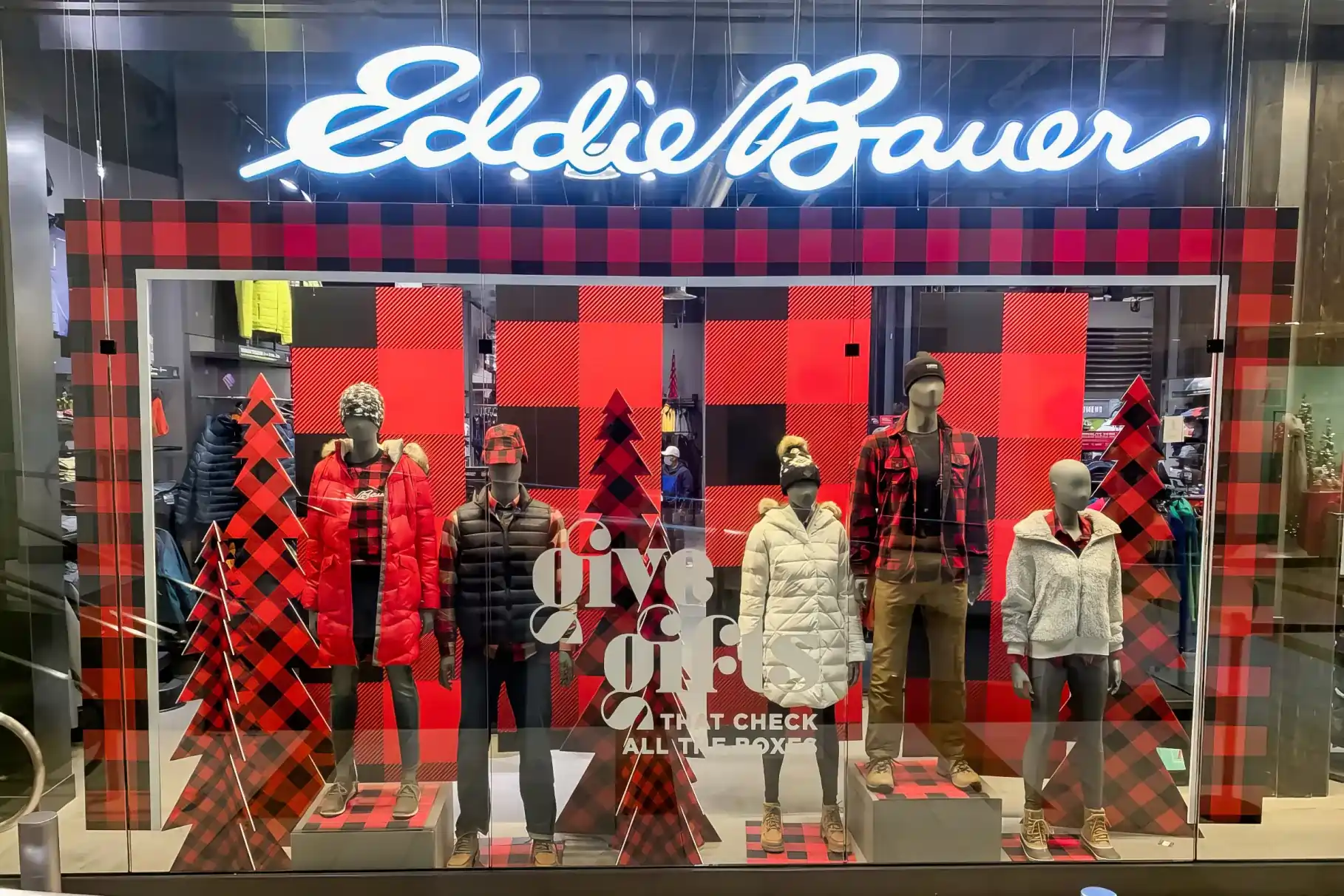 eddie-bauer-storefront-window-display-05