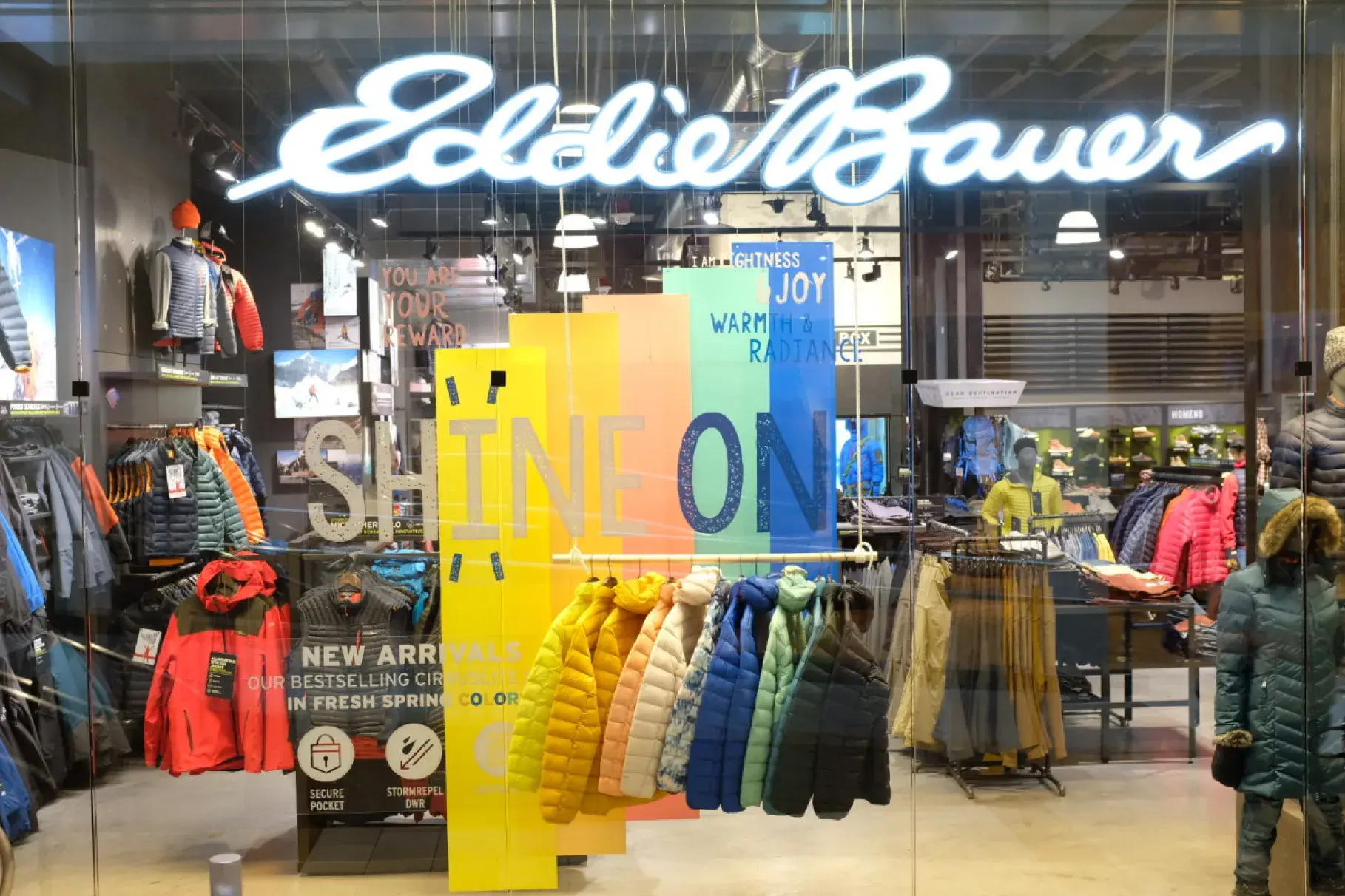 eddie-bauer-storefront-window-display-08